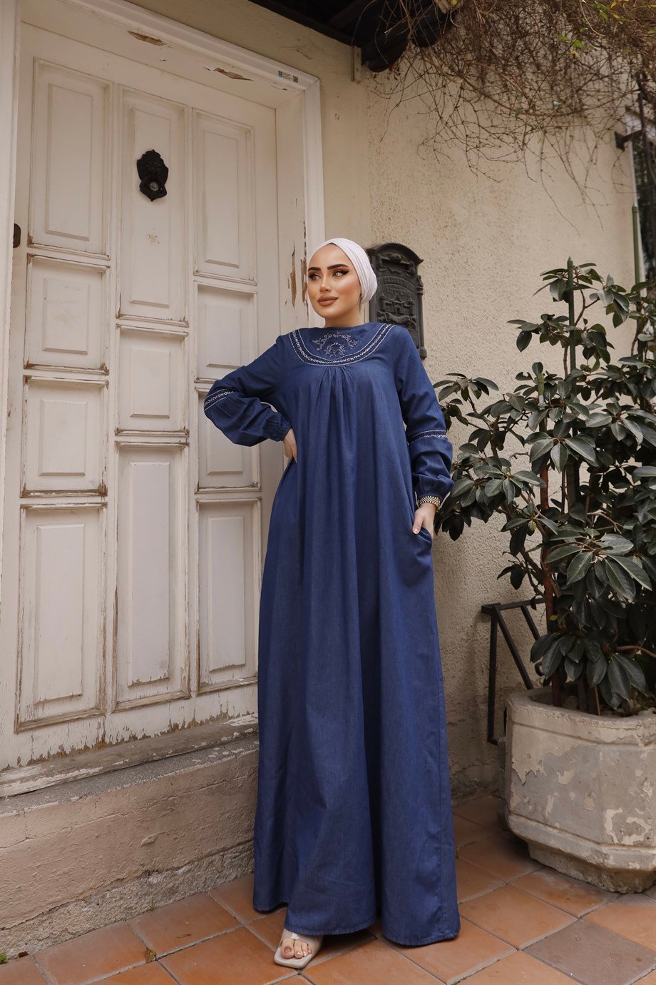 Beyaz Nakış Detaylı Koyu Kot Tesettür Elbise