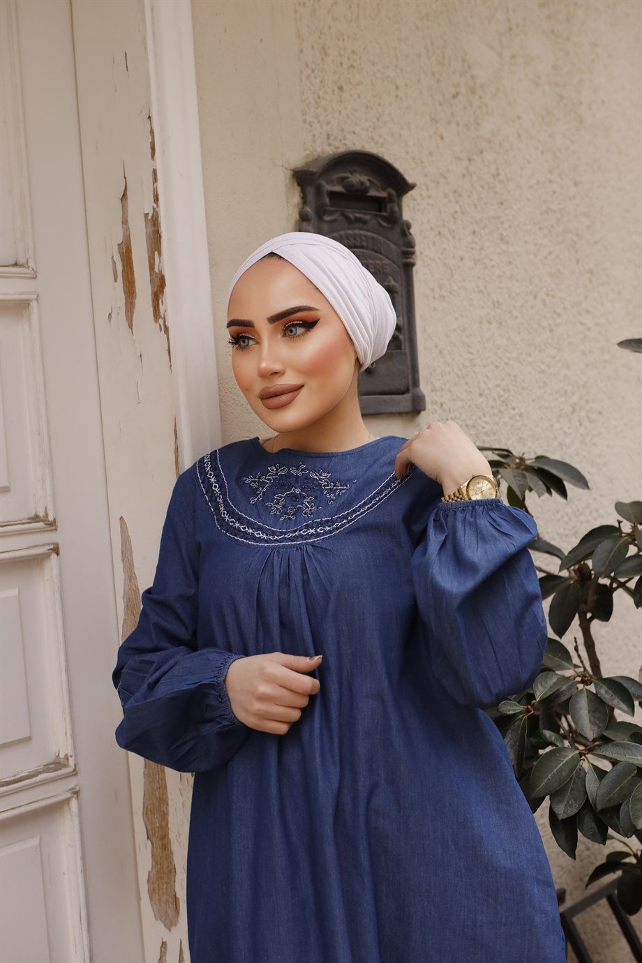 Beyaz Nakış Detaylı Koyu Kot Tesettür Elbise