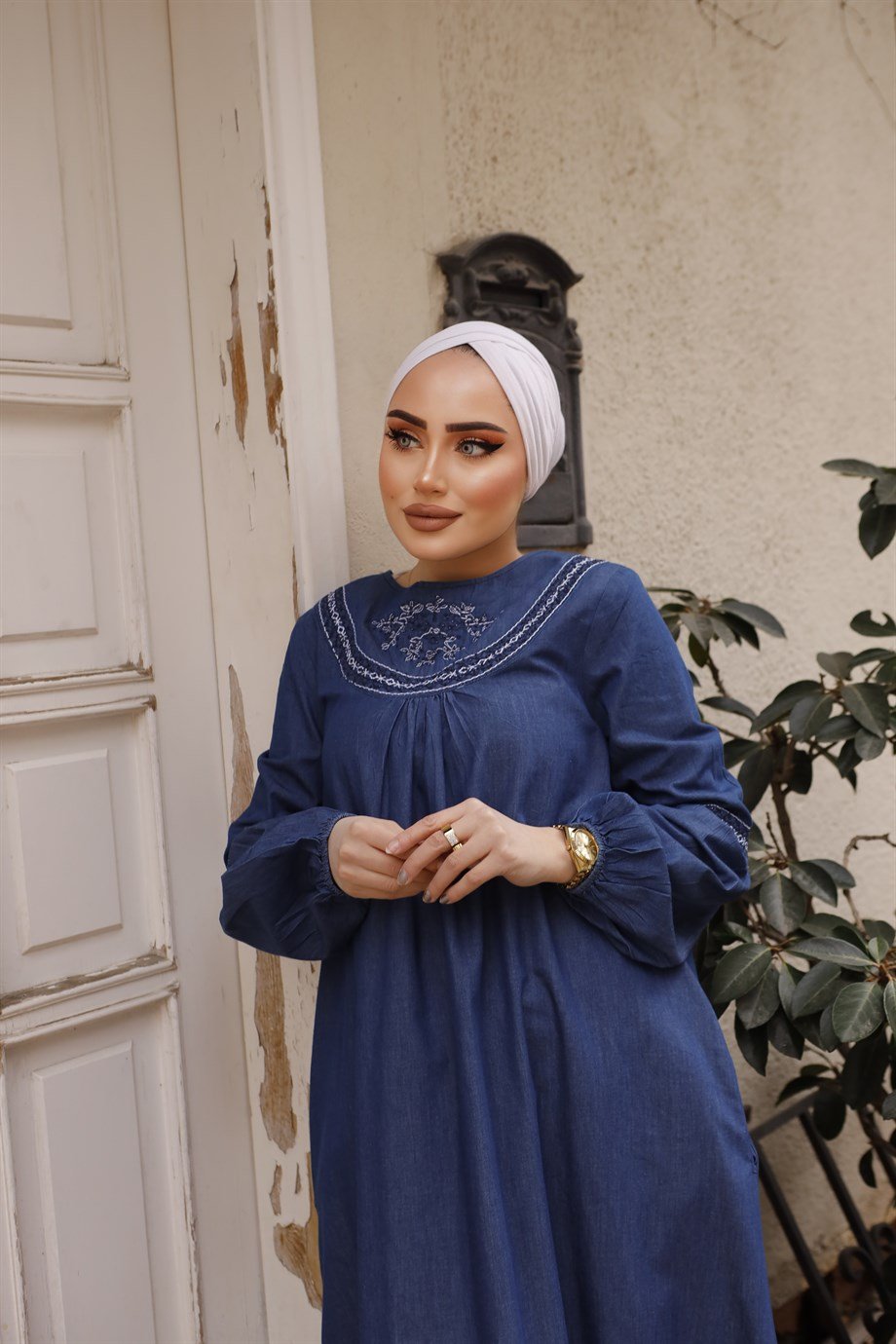 Beyaz Nakış Detaylı Koyu Kot Tesettür Elbise