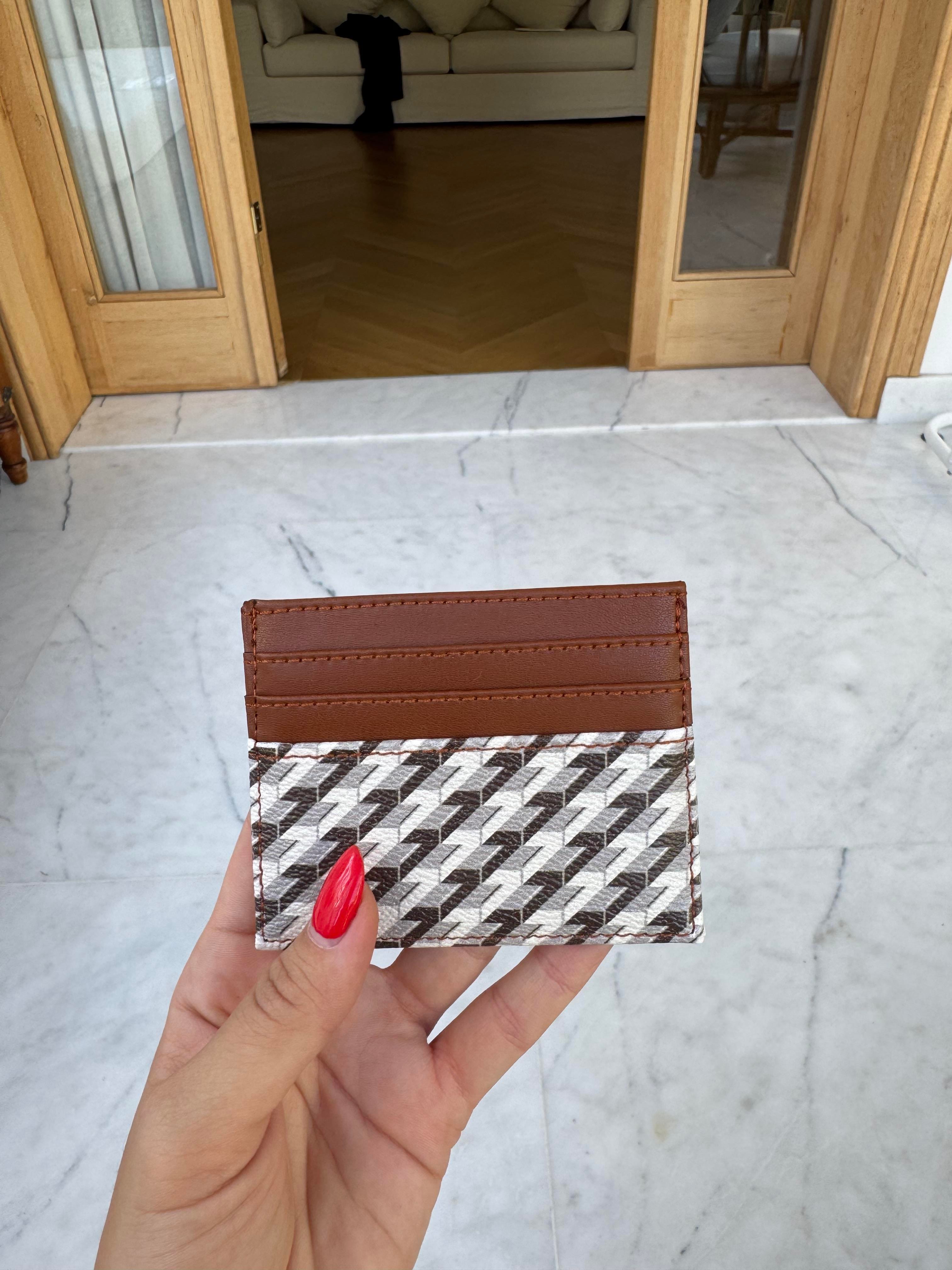 Monogram Baskılı Kartlık Taba