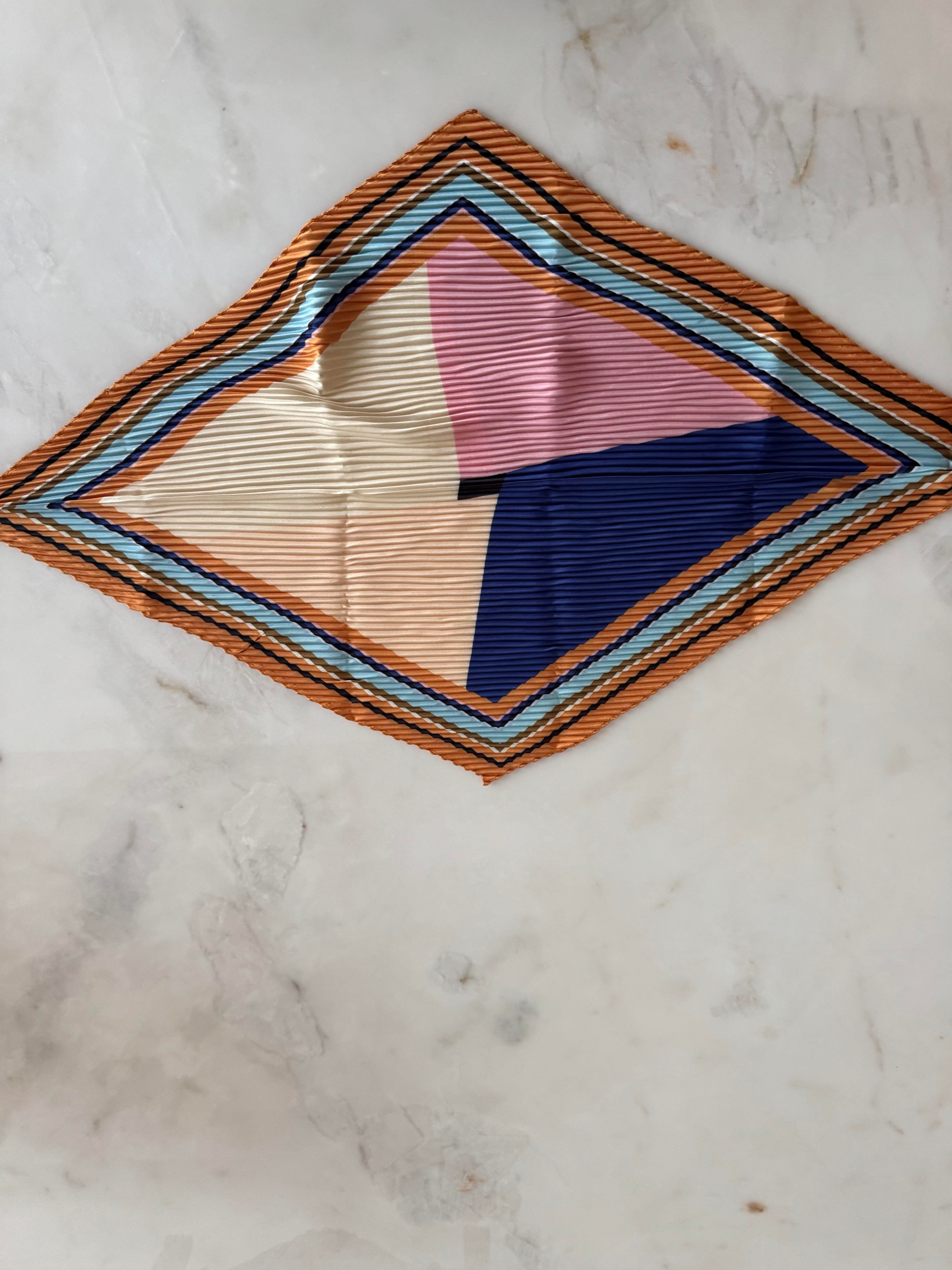 Pastel Kare Desenli Fular