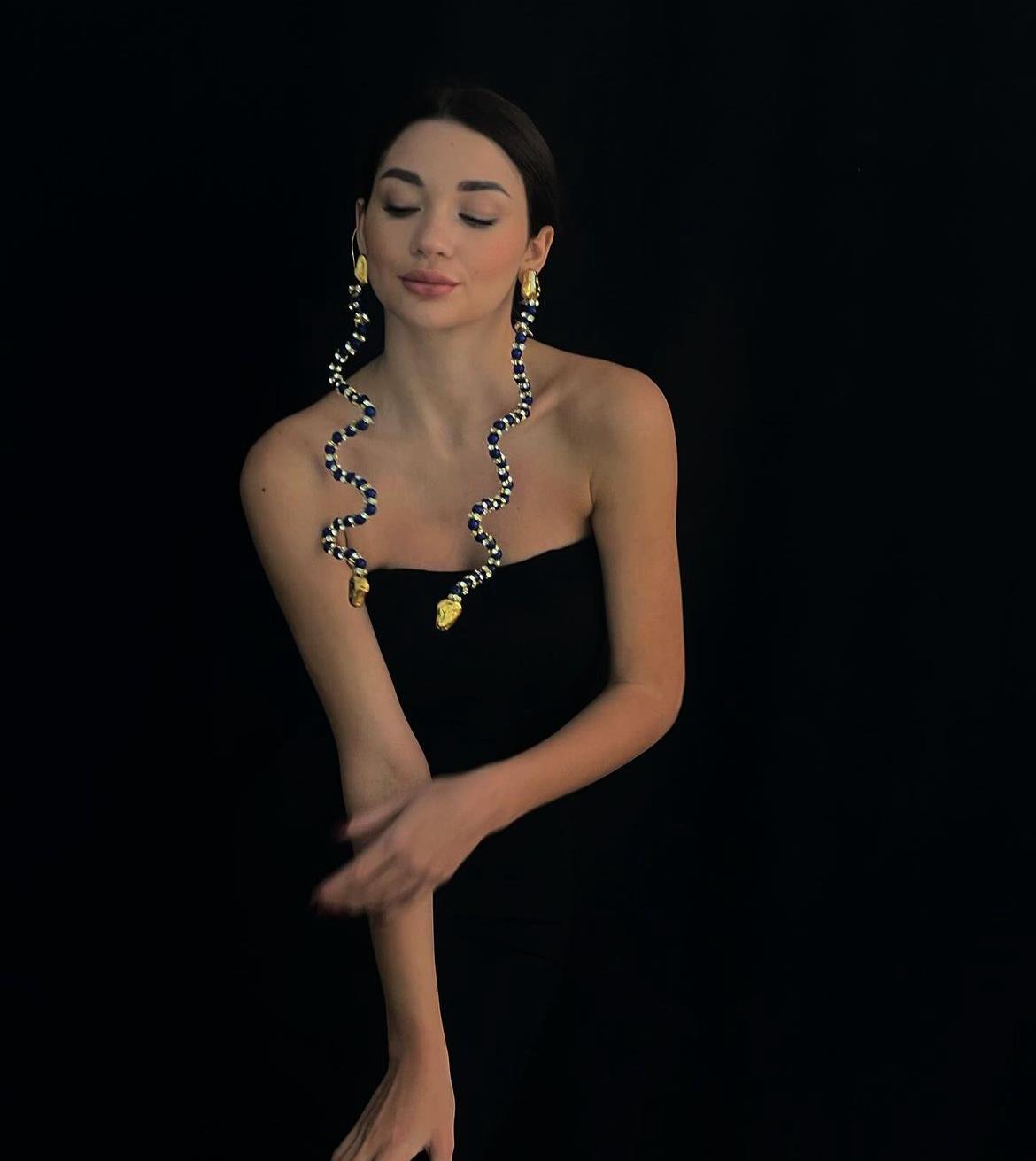 GOLD DETAYLI MAVİ YILAN KÜPE