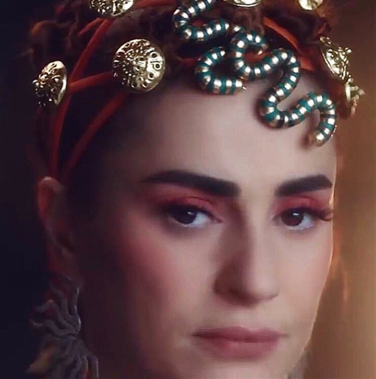 YEŞİL-GOLD YILAN FİGÜRLÜ KÜPE
