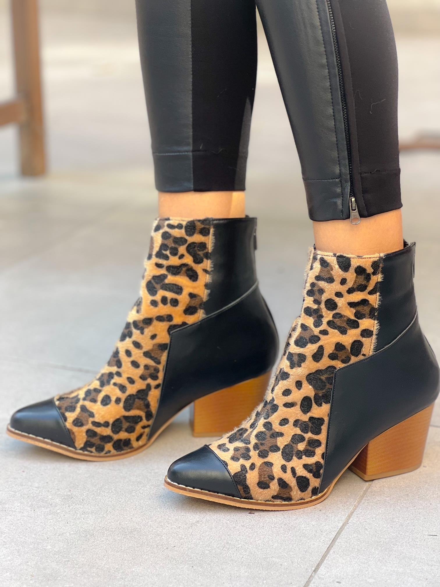 BERO SİYAH DERİ LEOPAR DETAYLI BOT