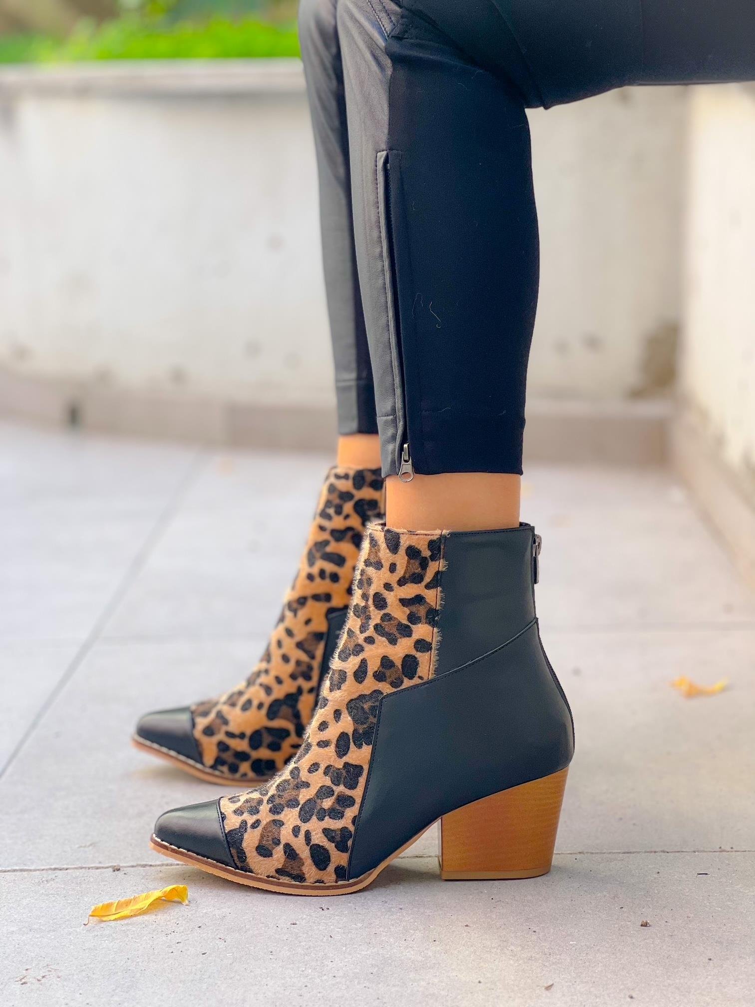 BERO SİYAH DERİ LEOPAR DETAYLI BOT