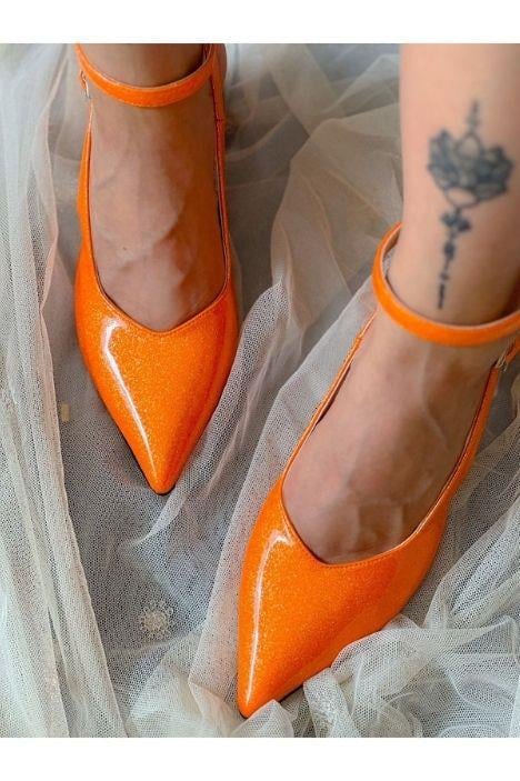 DUBAI EXLUSİVE ORANGE TURUNCU PARLAK SİMLİ RUGAN KISA ÖKÇE BANTLI SIVRI BURUN KLASIK SANDALET