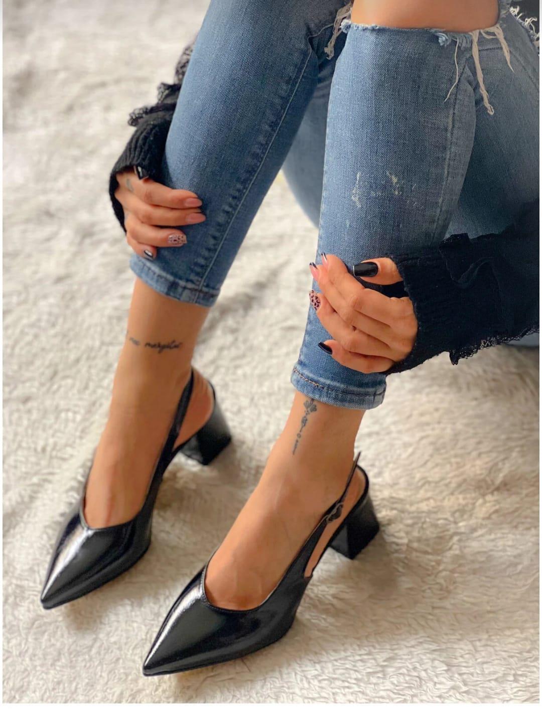 KAVYA SIYAH METAL TOPUKLU SANDALET