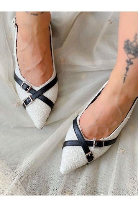 KENDI BEYAZ TUVIT KUMAS SİYAH TOKALI SIVRI BURUN TOPUKLU SANDALET