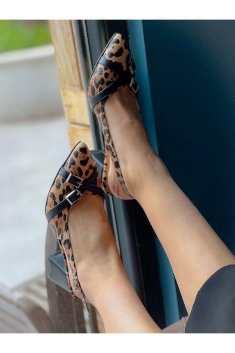 KENDI LEOPAR DERİ SİYAH TOKALI SIVRI BURUN TOPUKLU SANDALET
