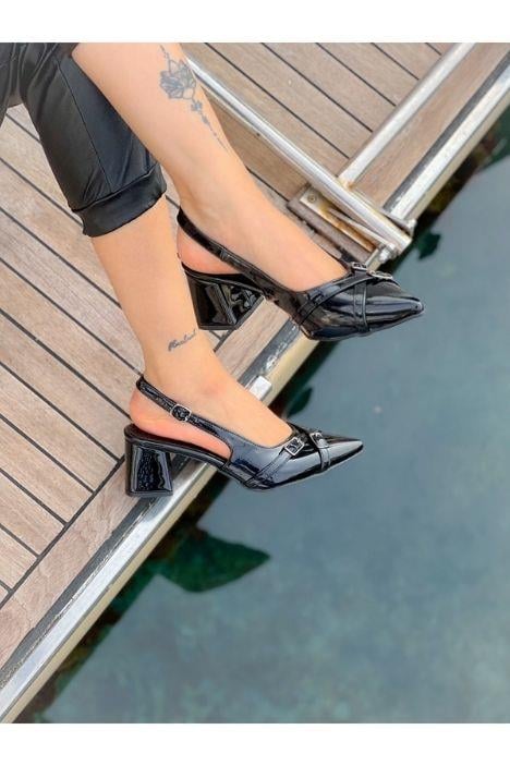 KENDI SİYAH METAL TOKALI SIVRI BURUN TOPUKLU SANDALET