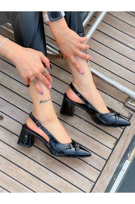 KENDI SİYAH METAL TOKALI SIVRI BURUN TOPUKLU SANDALET