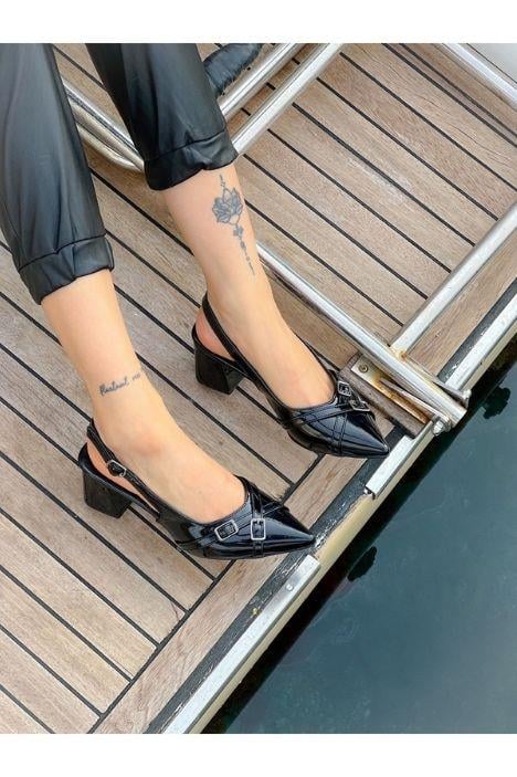 KENDI SİYAH METAL TOKALI SIVRI BURUN TOPUKLU SANDALET