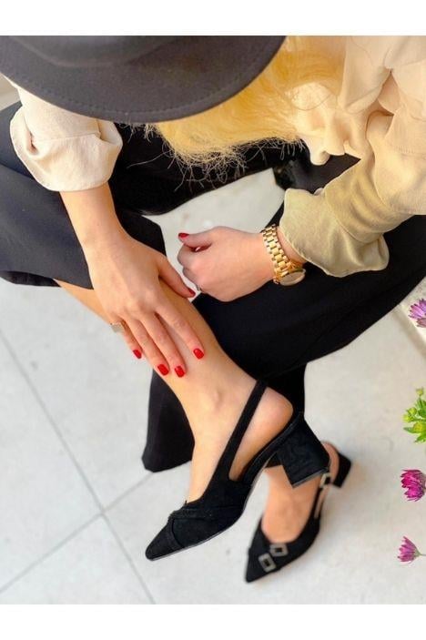 KENDI SİYAH SÜET TOKALI SIVRI BURUN TOPUKLU SANDALET