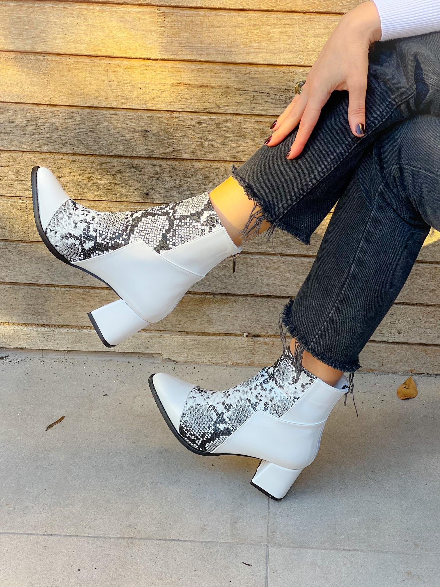 LORA BEYAZ DERİ GRİ YILAN DERİSİ DETAYLI 5 CM TOPUKLU BOT