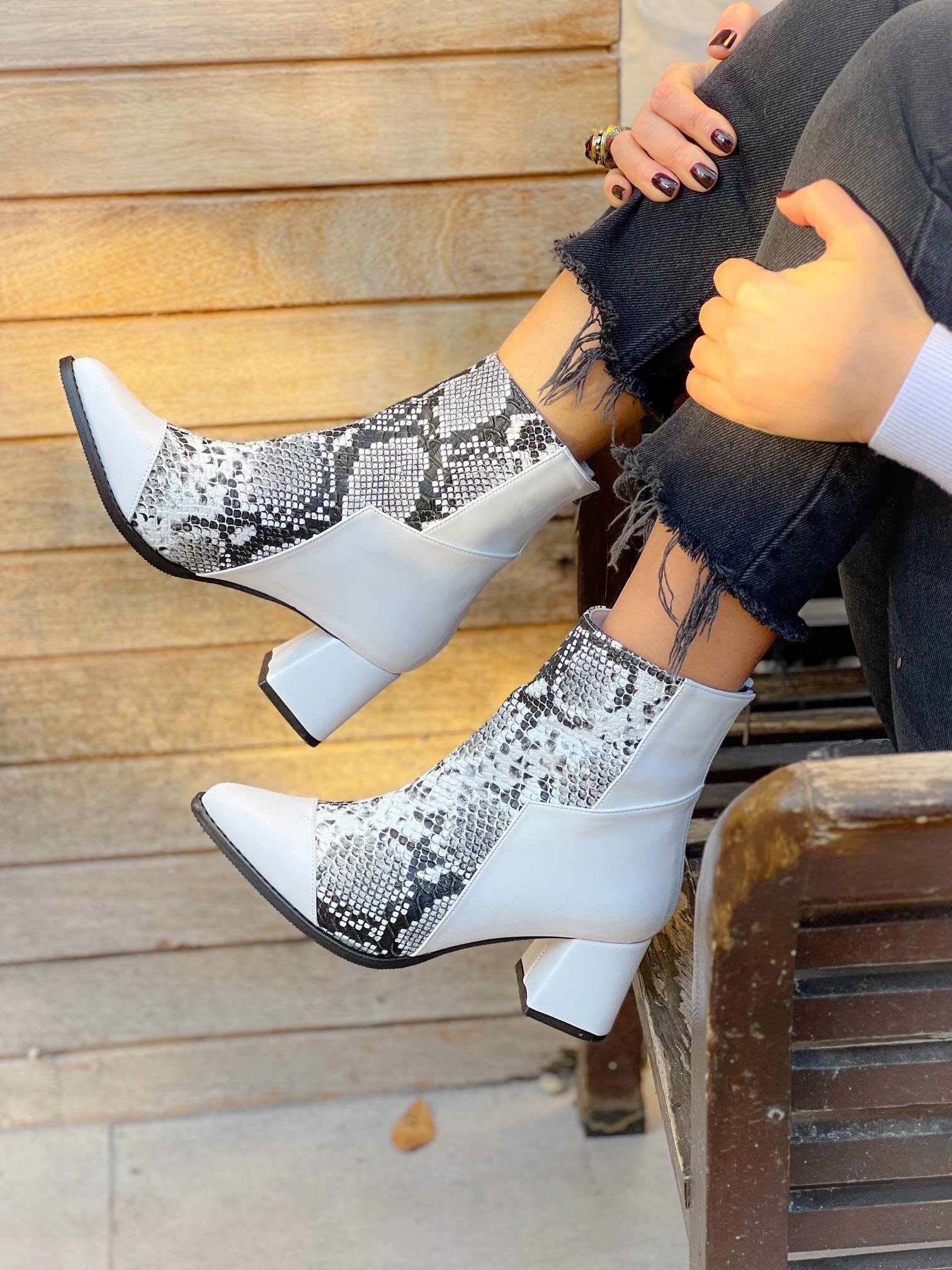 LORA BEYAZ DERİ GRİ YILAN DERİSİ DETAYLI 5 CM TOPUKLU BOT