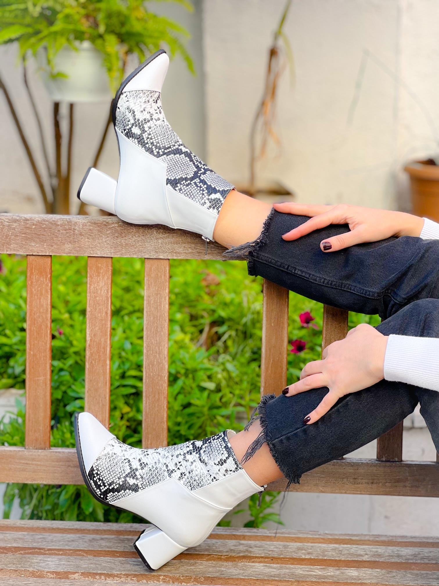 LORA BEYAZ DERİ GRİ YILAN DERİSİ DETAYLI 5 CM TOPUKLU BOT