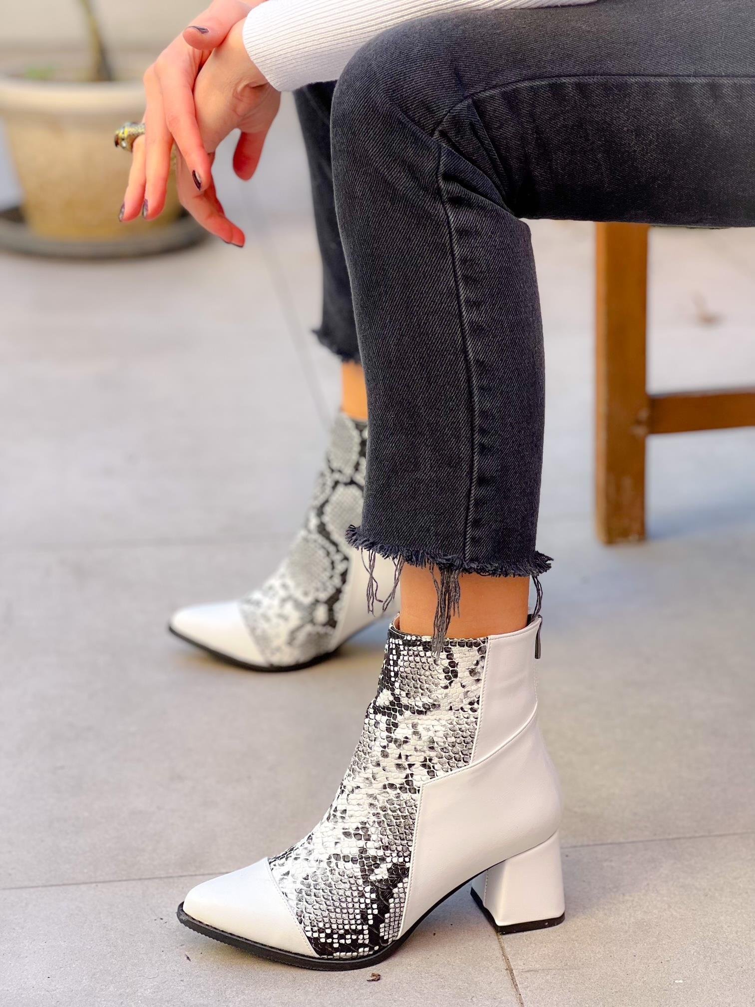 LORA BEYAZ DERİ GRİ YILAN DERİSİ DETAYLI 5 CM TOPUKLU BOT