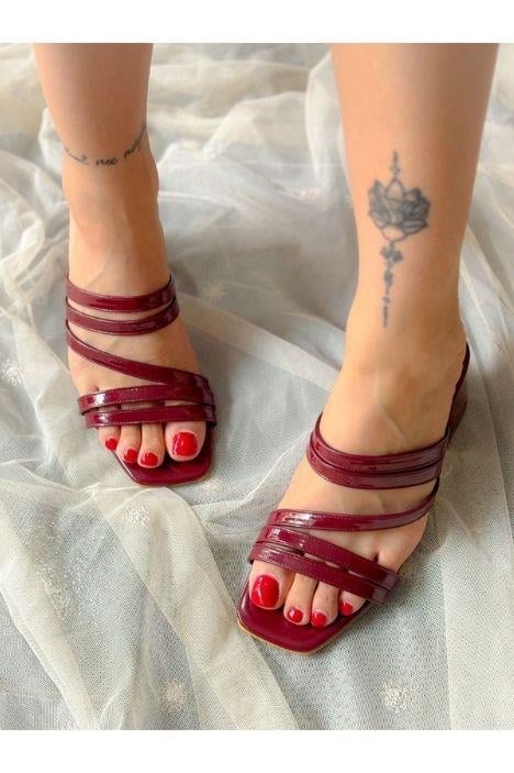 Rubby Bordo Rugan Bantlı Kısa Ökçe Terlik