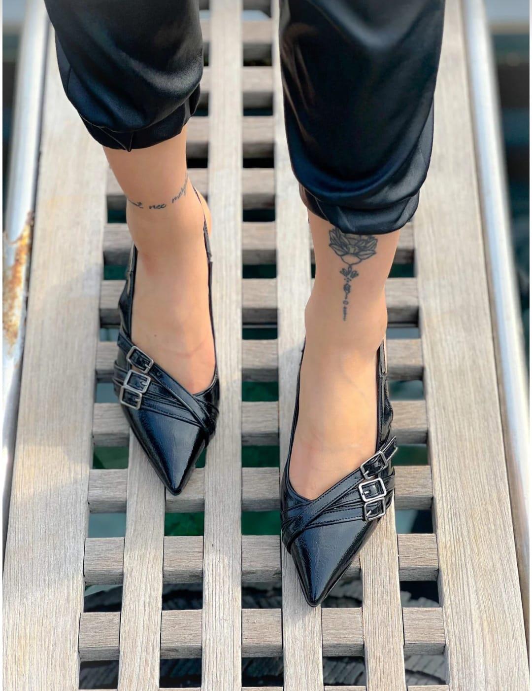 SARA SİYAH METAL 3 TOKALI TOPUKLU SANDALET