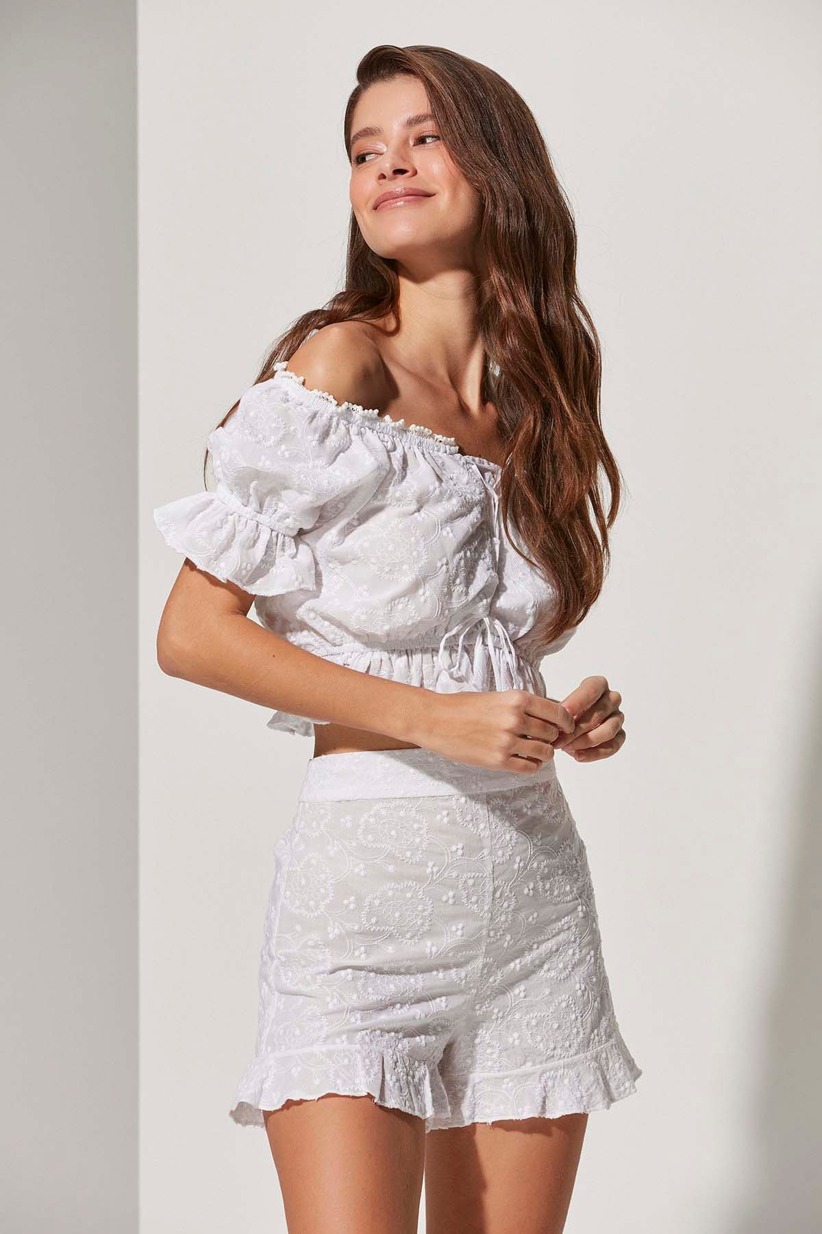 Brode Geniş Yaka Beyaz Kadın Bluz