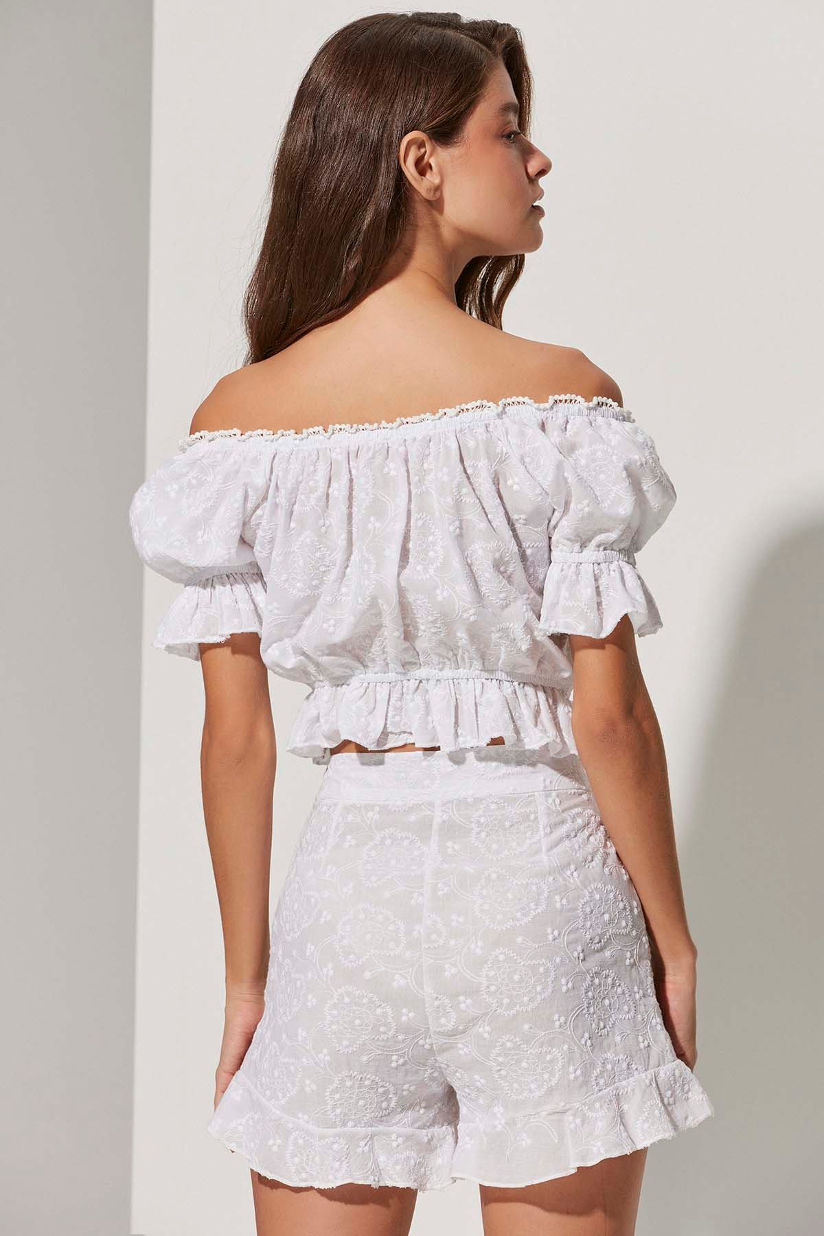 Brode Geniş Yaka Beyaz Kadın Bluz