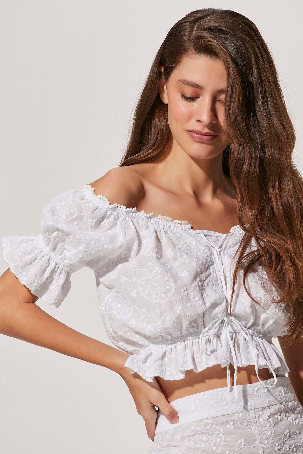 Brode Geniş Yaka Beyaz Kadın Bluz