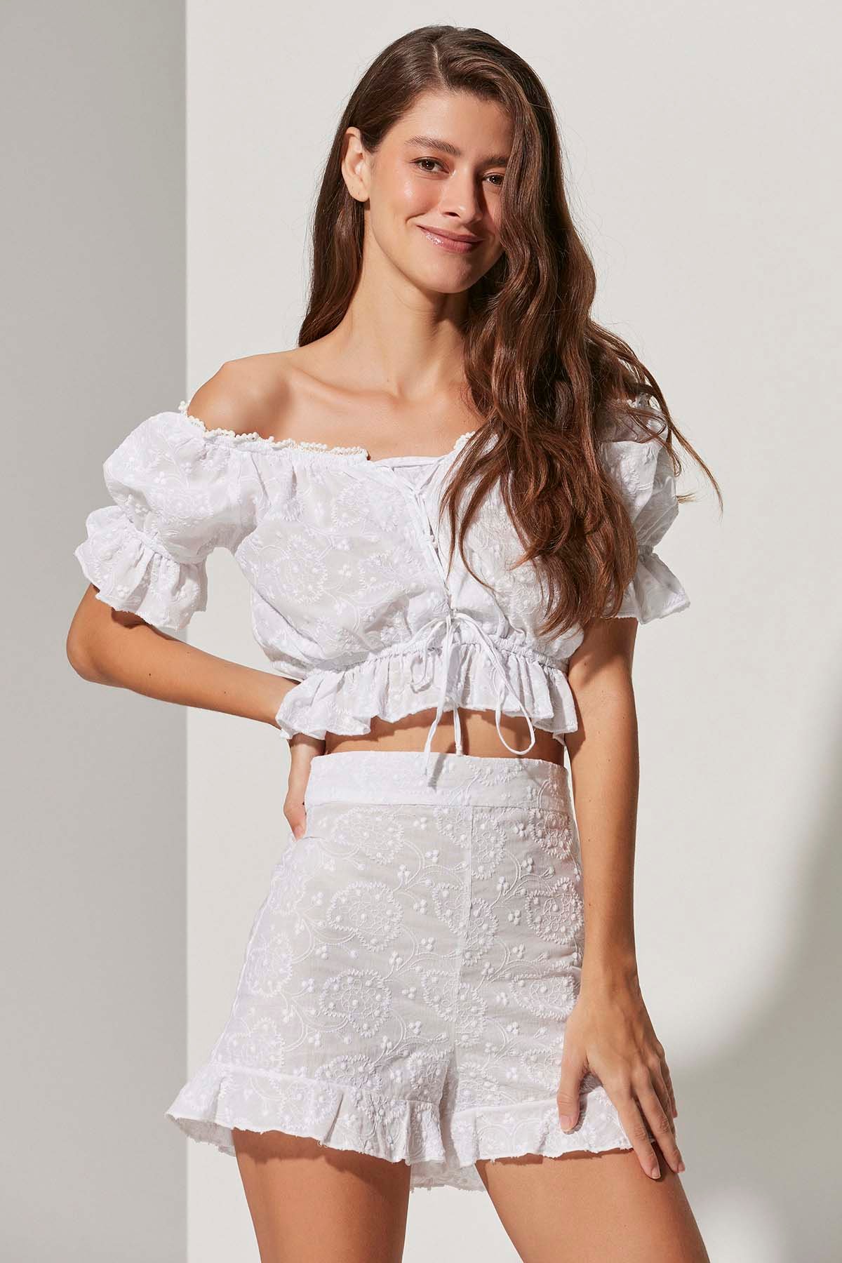 Brode Geniş Yaka Beyaz Kadın Bluz