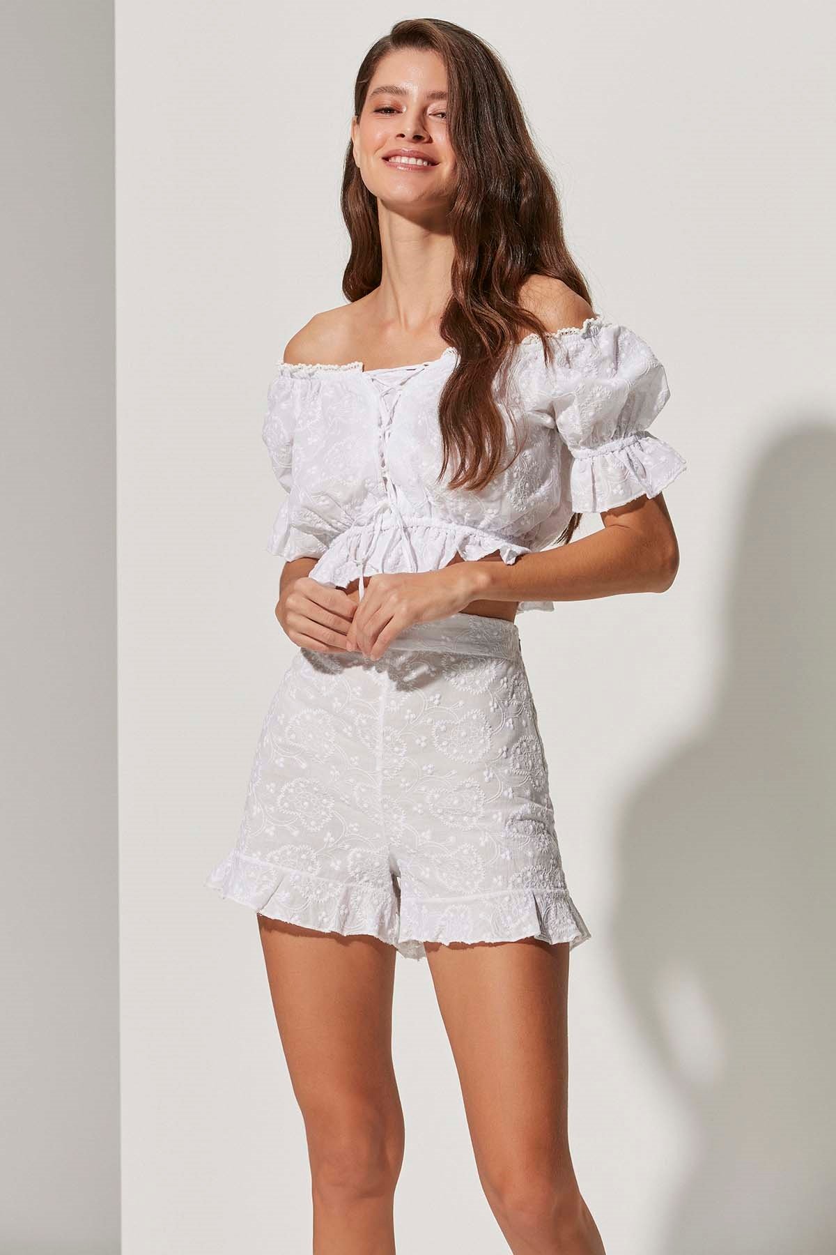 Brode Volanlı Beyaz Kadın Şort