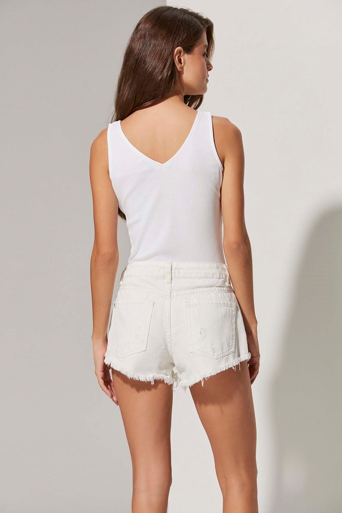 Püsküllü Beyaz Kadın Şort