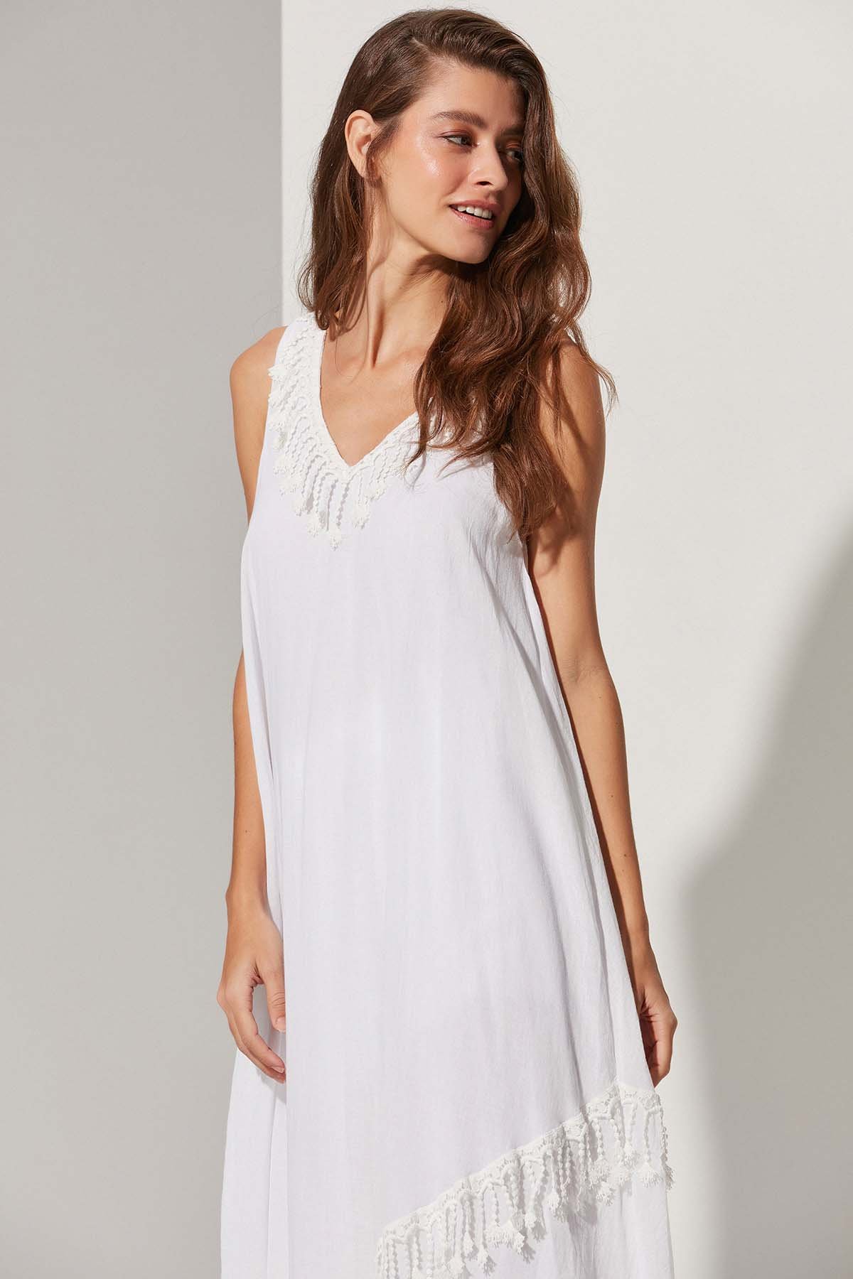 V Yaka V Sırt Beyaz Kadın Elbise