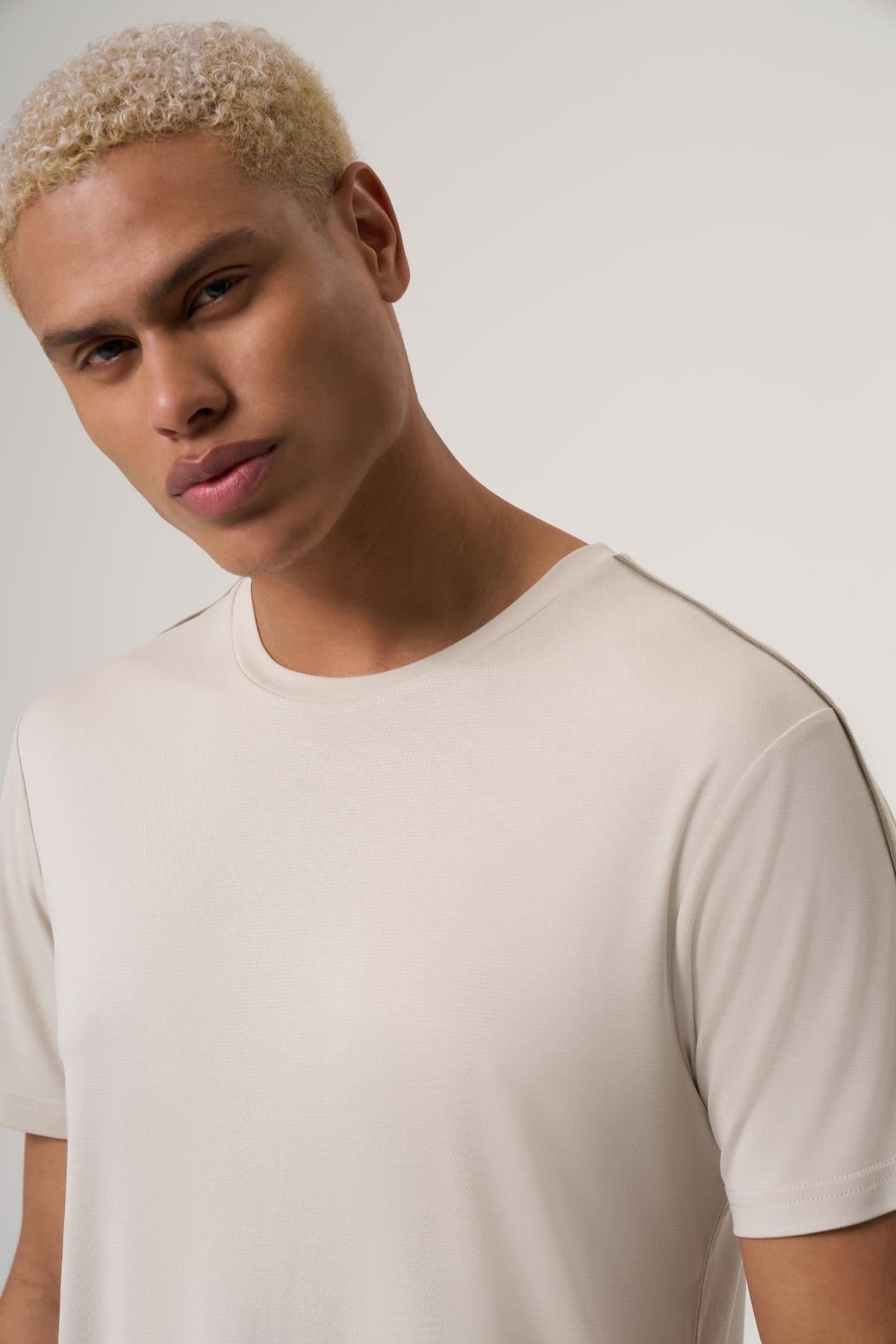 WELLWE-GREAT  TAŞ RENGİ  MODAL İÇERİKLİ, ARA BİYE DETAYLI BİSİKLET YAKA RELAXED FIT PETEK PİKE TİŞÖRT-T-Shirt & Atlet
