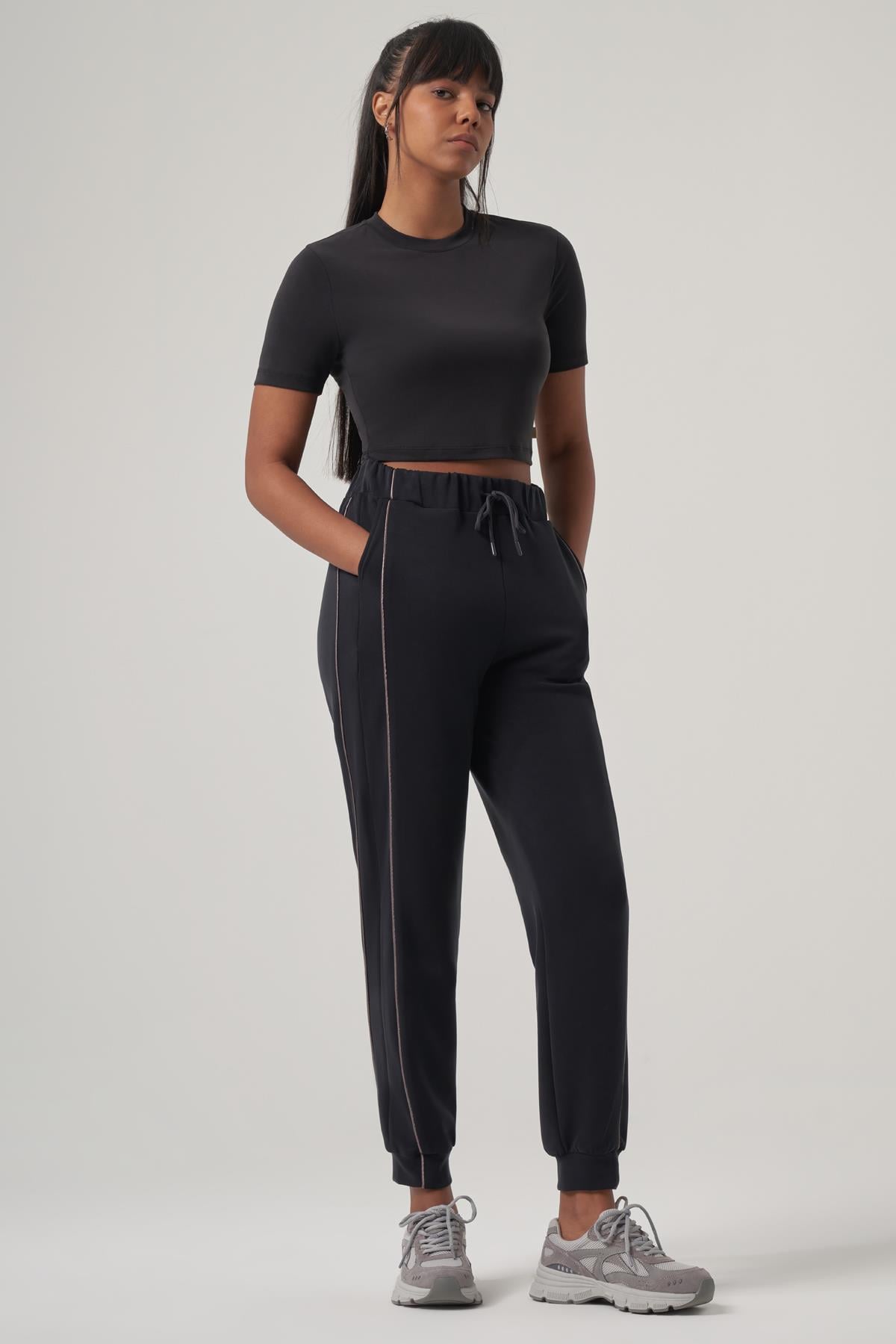 WELLWE-NIKEN siyah soft touch modal içerikli crop tişört-T-Shirt & Atlet