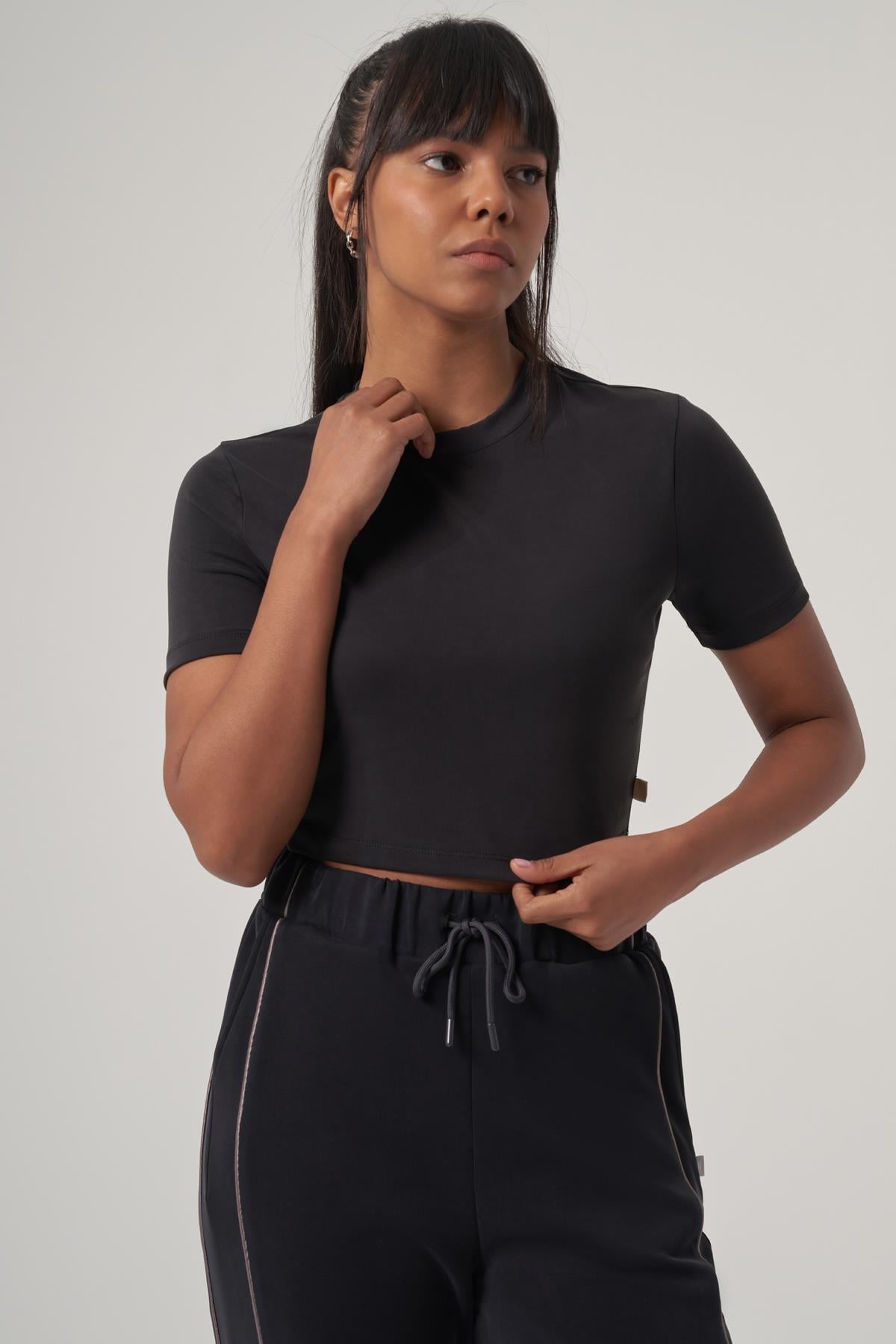 WELLWE-NIKEN siyah soft touch modal içerikli crop tişört-T-Shirt & Atlet