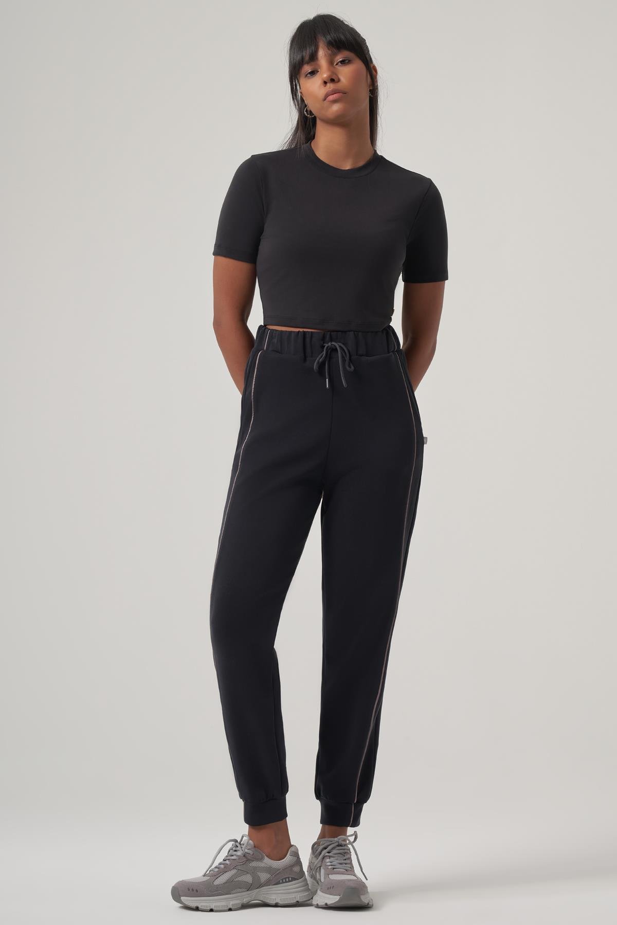 WELLWE-NIKEN siyah soft touch modal içerikli crop tişört-T-Shirt & Atlet