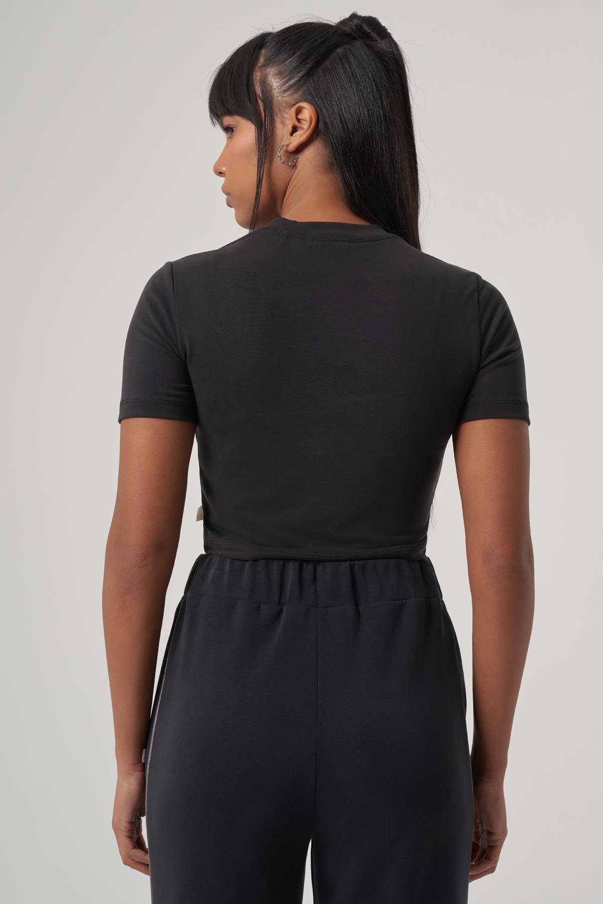 WELLWE-NIKEN siyah soft touch modal içerikli crop tişört-T-Shirt & Atlet