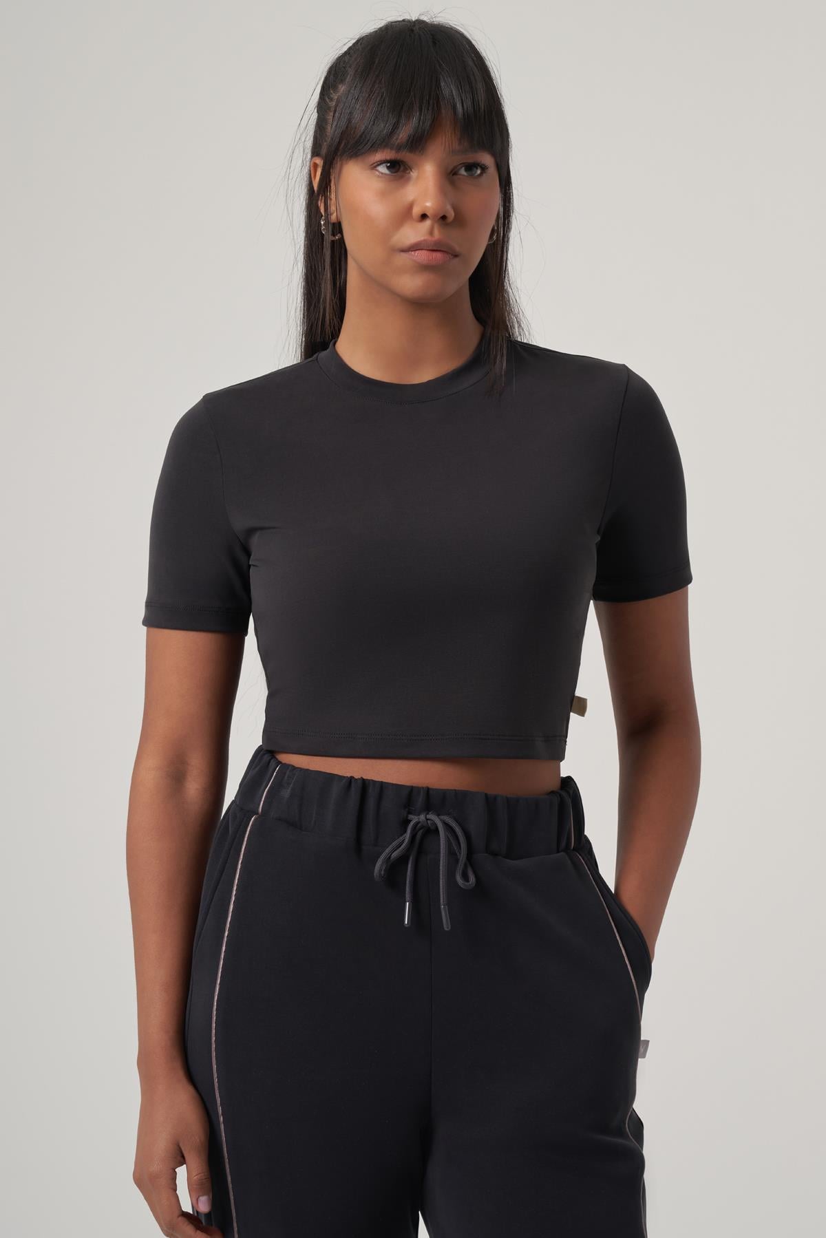 WELLWE-NIKEN siyah soft touch modal içerikli crop tişört-T-Shirt & Atlet