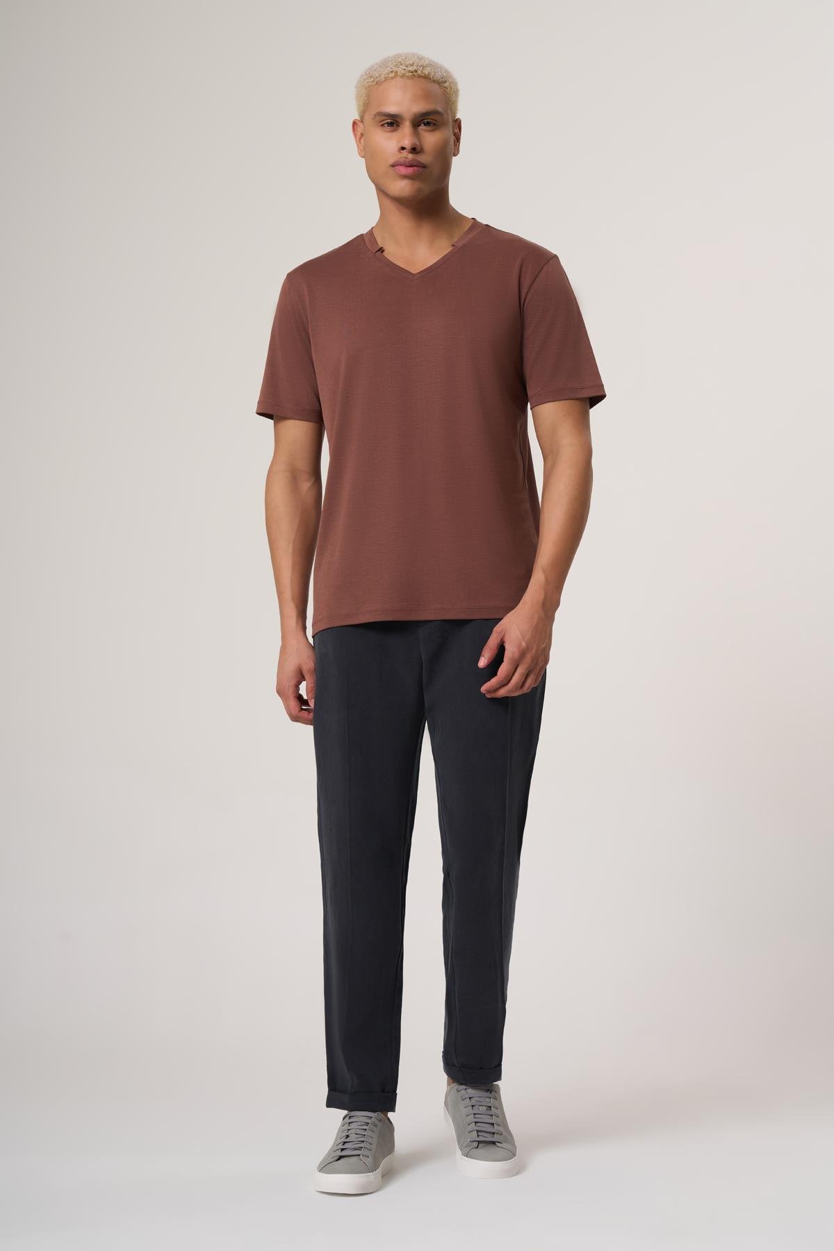 WELLWE-SENO KAHVE  V YAKA DETAYLI CUPRA LİYOSEL TİŞÖRT-T-Shirt & Atlet
