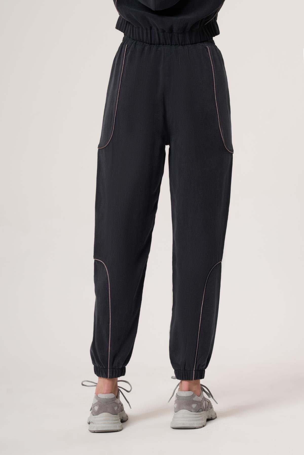 WELLWE-SUN SİYAH CUPRA TENSEL İÇERİKLİ, ARA BİYE DETAYLI, PAÇASI LASTİKLİ DOKUMA KUMAŞ JOGGER-Pantolon & Tayt