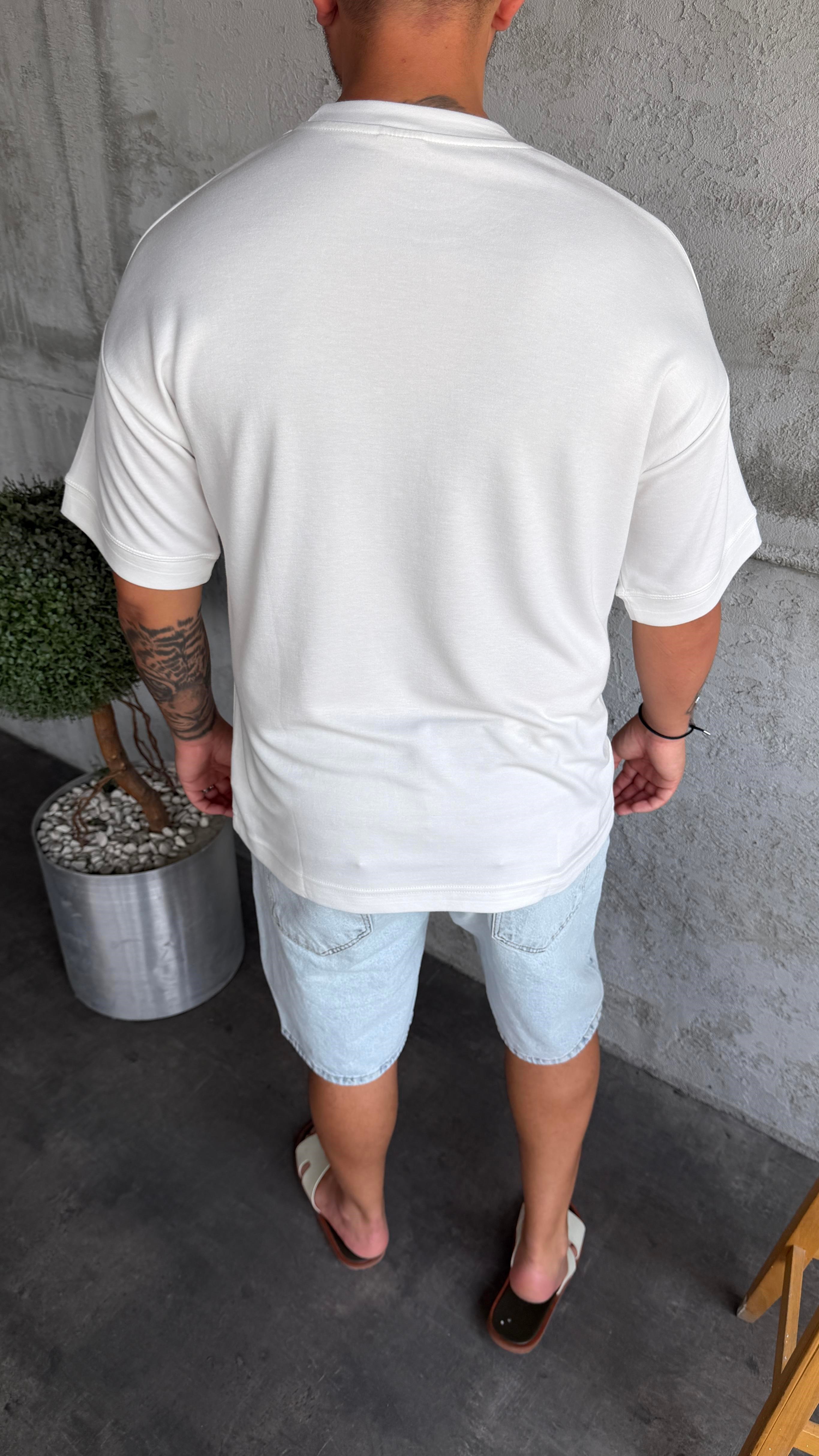 Beyaz Oversize Logo Detaylı Basic T-Shirt