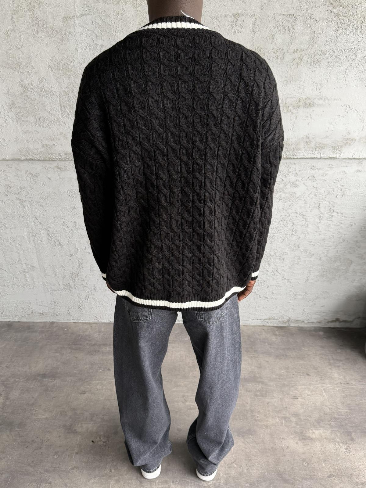 Beyaz Şeritli Siyah Düğmeli Örme Hırka