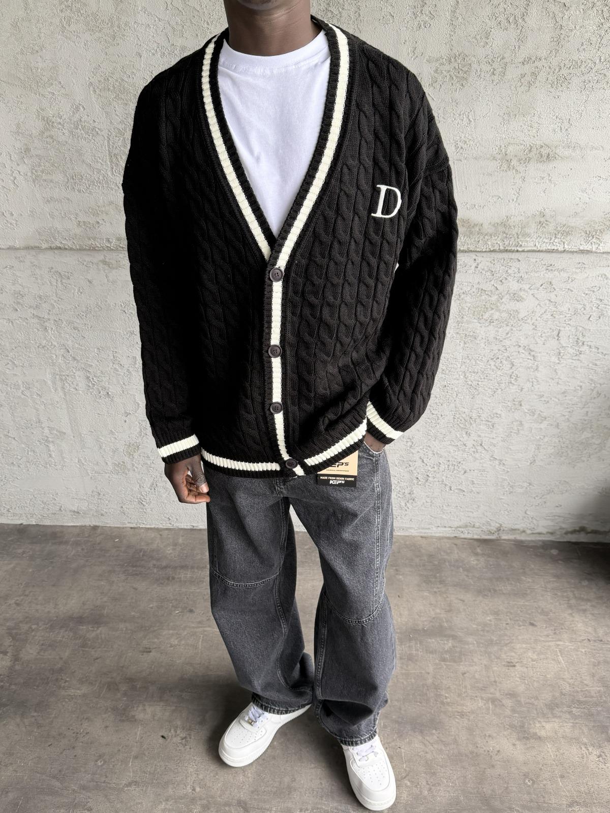 Beyaz Şeritli Siyah Düğmeli Örme Hırka