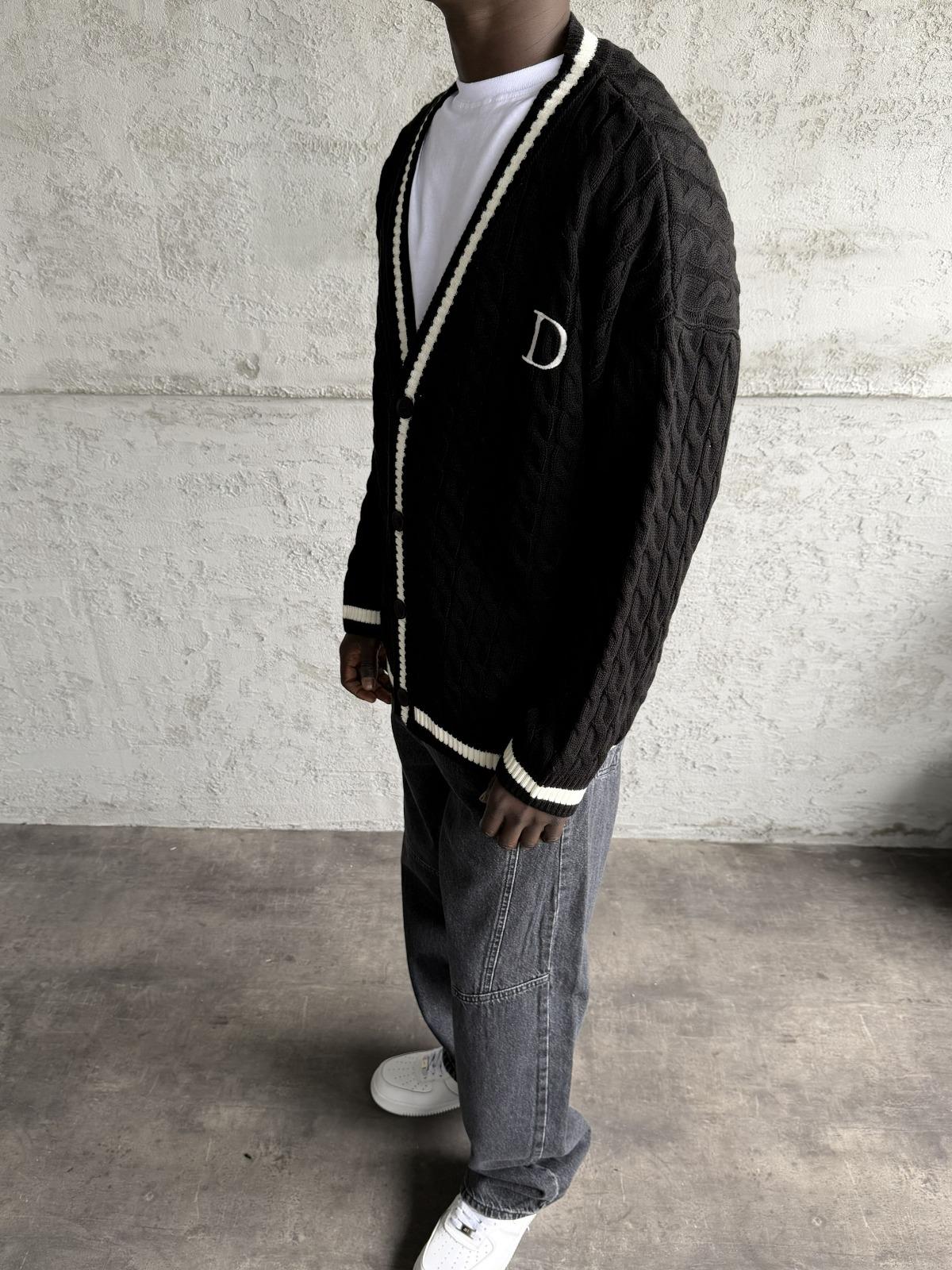 Beyaz Şeritli Siyah Düğmeli Örme Hırka