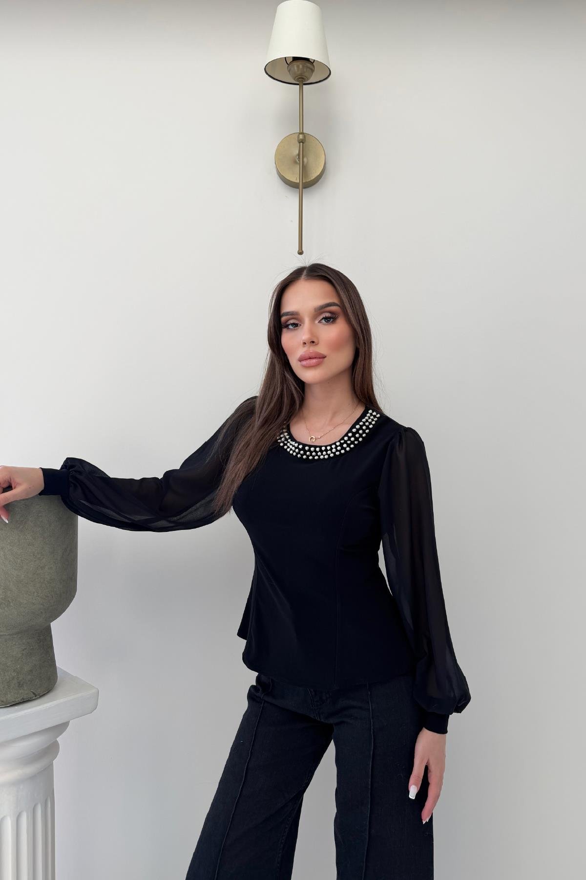 Siyah İnci Taş Detaylı Kolları Şifon Bluz