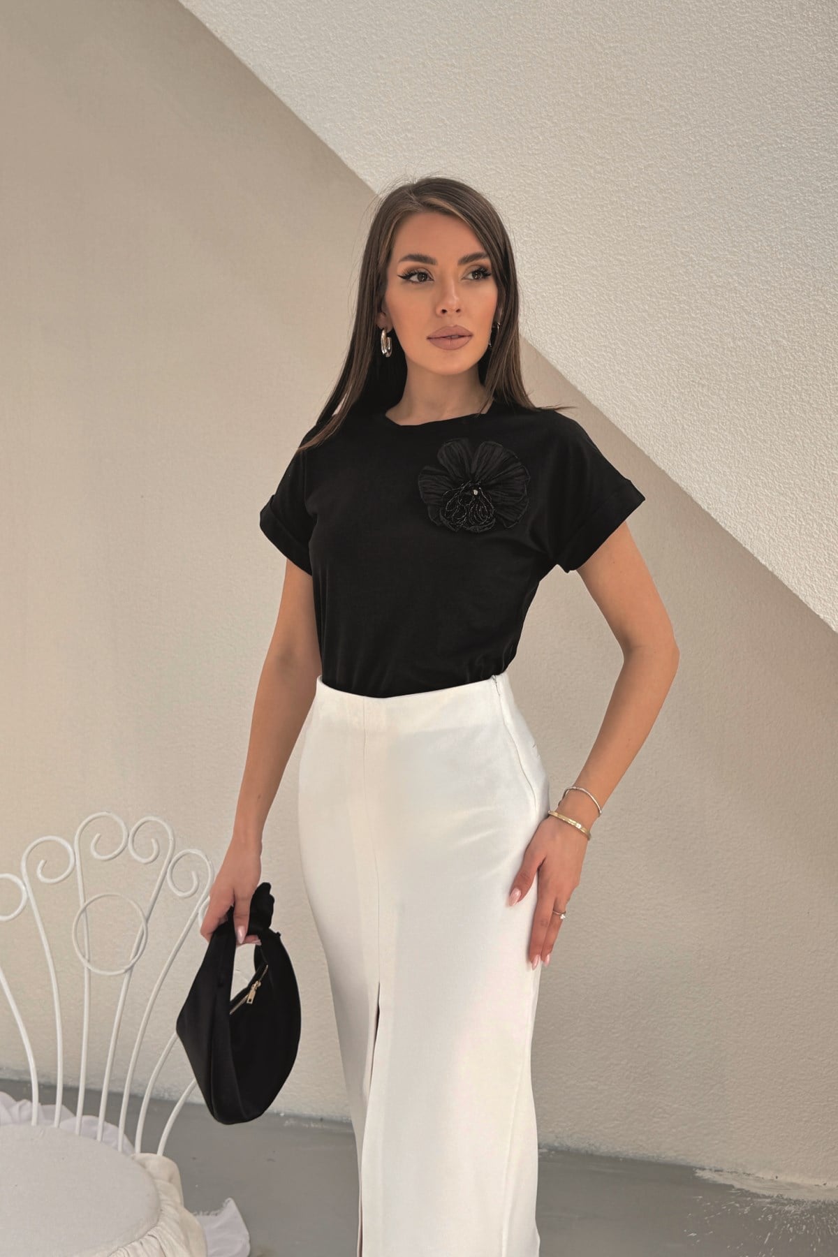 Siyah Çiçek Detaylı Bisiklet Yaka Tişört