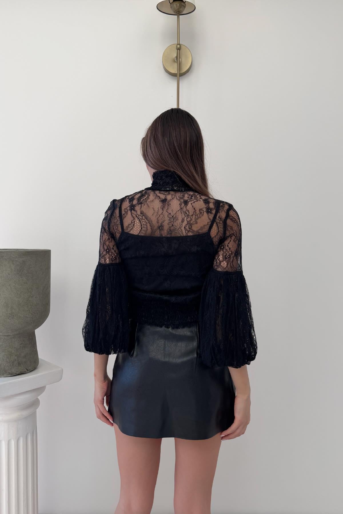 Siyah Halter Yaka Balon Kol Detay Dantelli Bluz