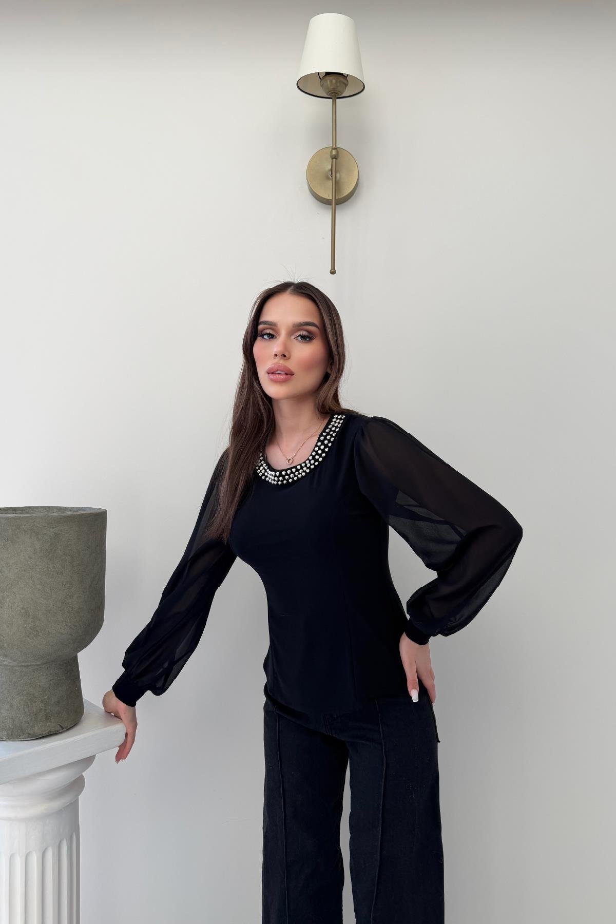 Siyah İnci Taş Detaylı Kolları Şifon Bluz