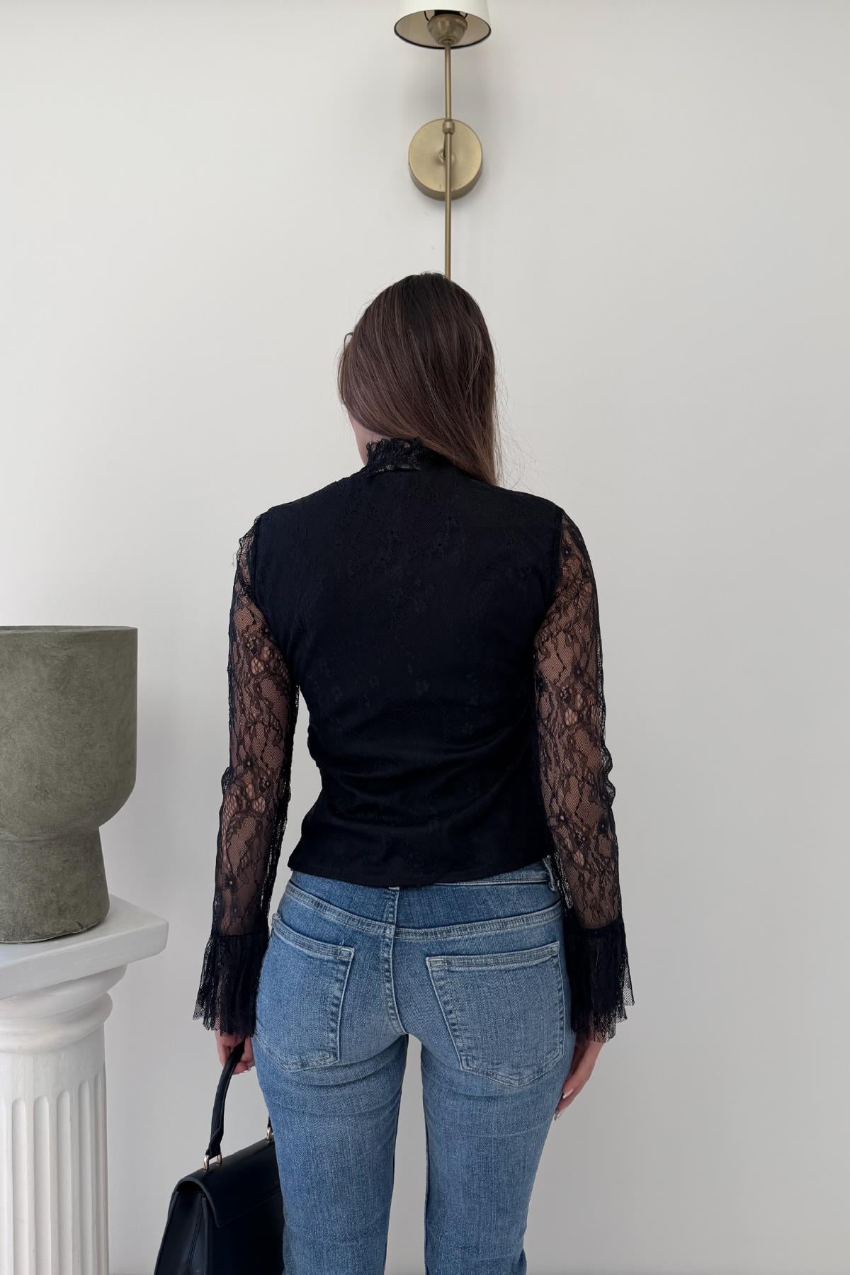 Siyah Halter Yaka Pens Detaylı Dantelli Bluz