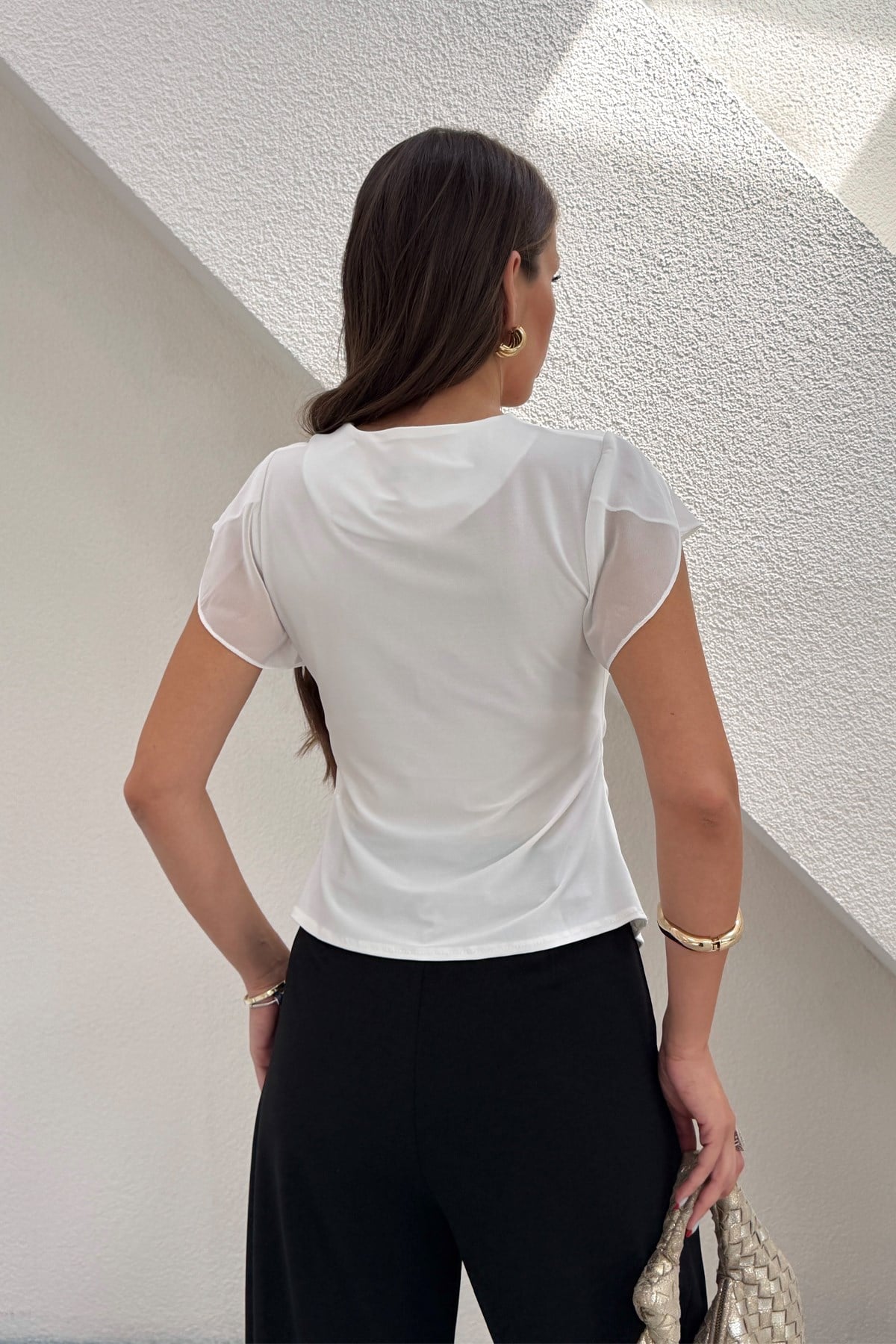 Beyaz Önü Büzgülü Aksesuar Detaylı Bluz