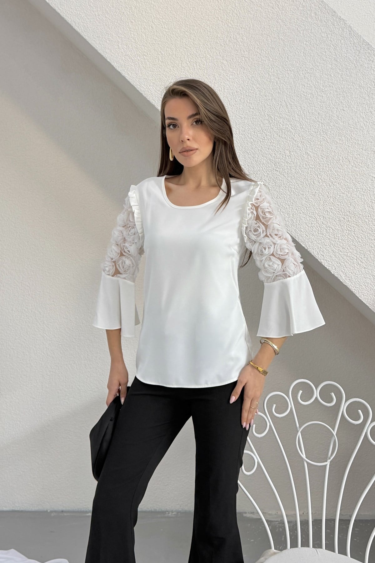 Ekru Gül Aplikeli Volan Kollu Bluz