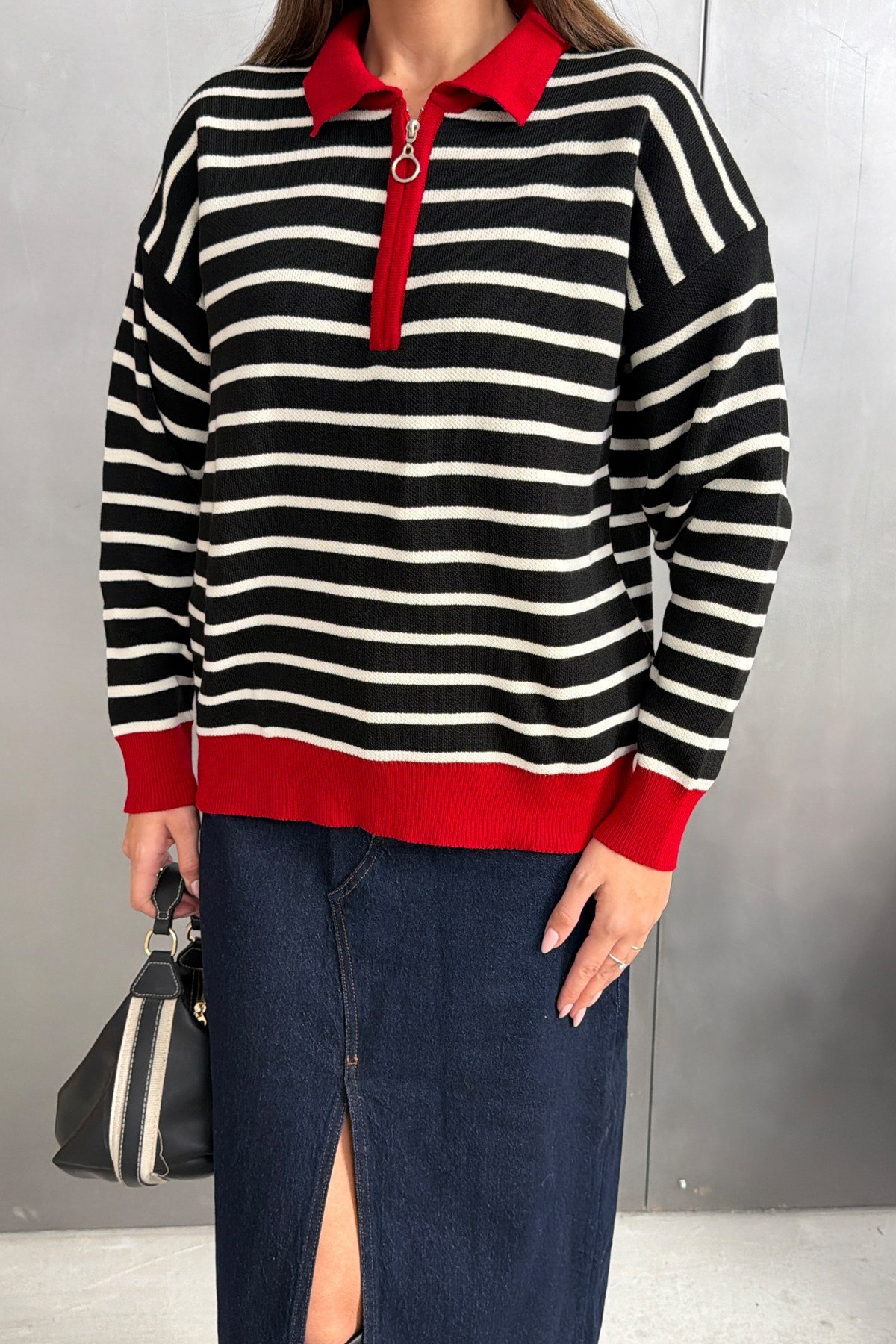 Kadın Siyah Polo Yaka Yarım Fermuarlı Çizgili Oversize Triko Kazak RB0720